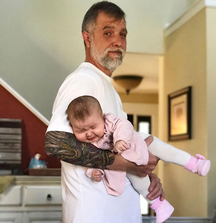 El abuelo se lleva bien con los bebés