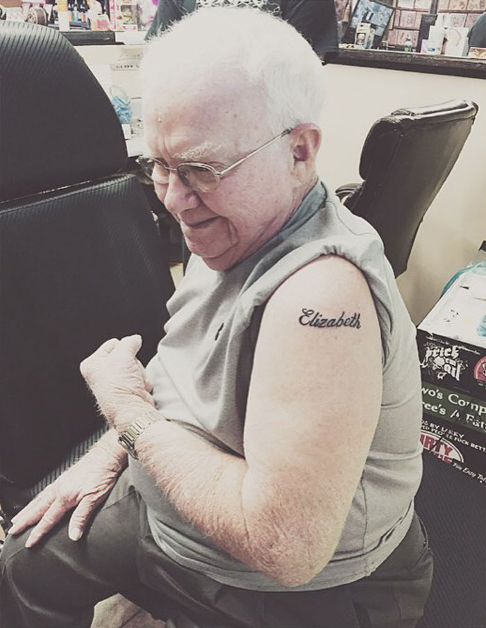 Mi abuelo viejito esperó mucho tiempo para hacerse este tatuaje