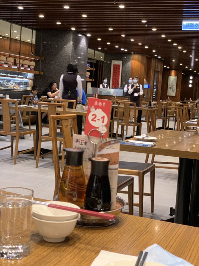 In Kaohsiung, Taiwan, Din Tai Fung Makes Tables 5 Feet Apart(As Required By Law). Staffs Wear Surgical Masks The Whole Time To Prevent Aerosol Spreading
