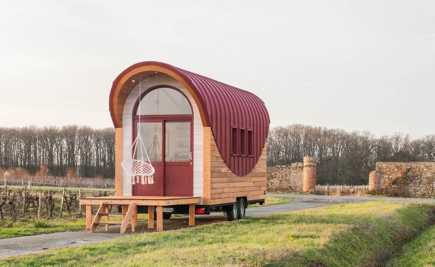 Beautiful Tiny House With A Unique Frame That Does Not Go Unnoticed.