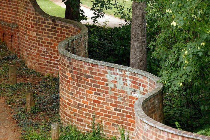15 Fotos de muros ondulados cuya construcción requiere menos ladrillos que los rectos