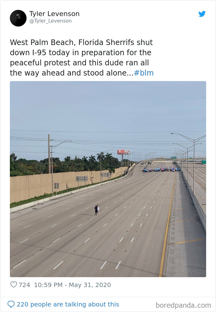 Playa de West Palm, Florida. Los sheriffs bloquearon la I-95 hoy en preparación para la manifestación pacífica, y este hombre corrió todo el camino y estuvo ahí solo