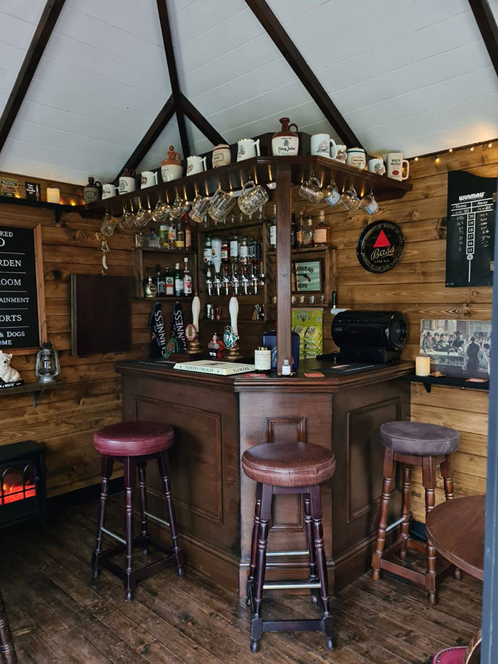 Esta pareja construyó un mini pub en el jardín, y asombró a todos con su interior hecho a mano