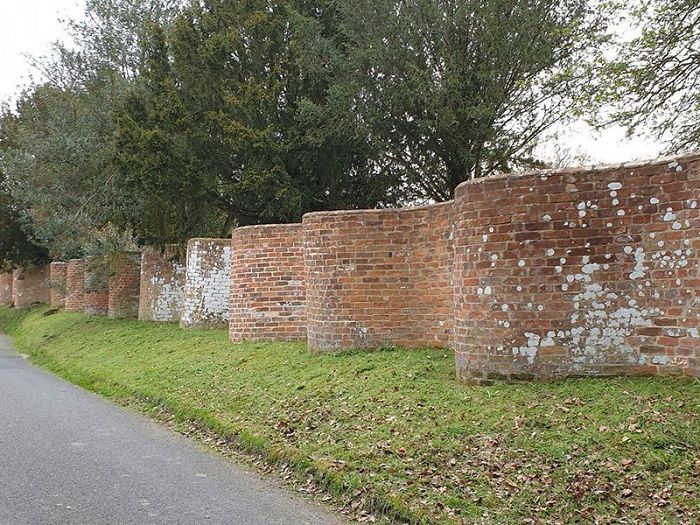15 Fotos de muros ondulados cuya construcción requiere menos ladrillos que los rectos