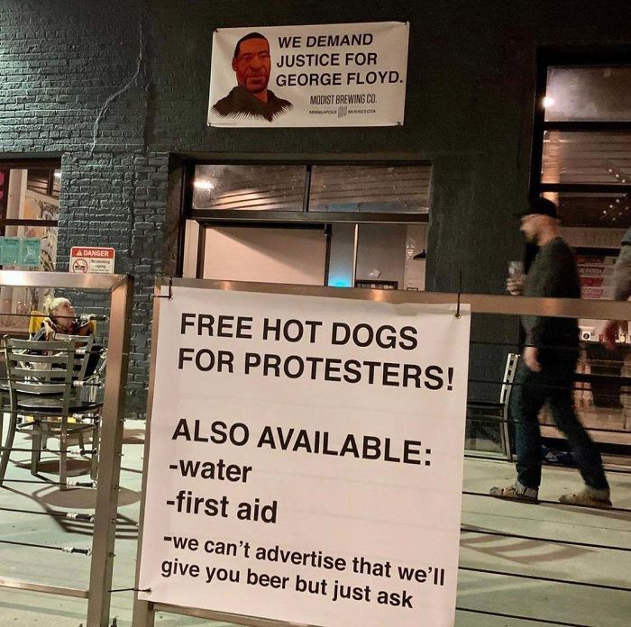 Perritos calientes gratis para los manifestantes, agua y primeros auxilios