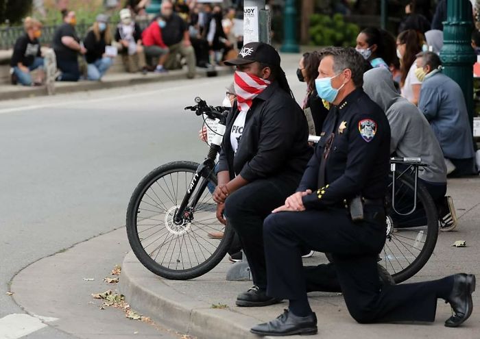 Jefe de policía de Santa Cruz arrodillado durante la manifestación