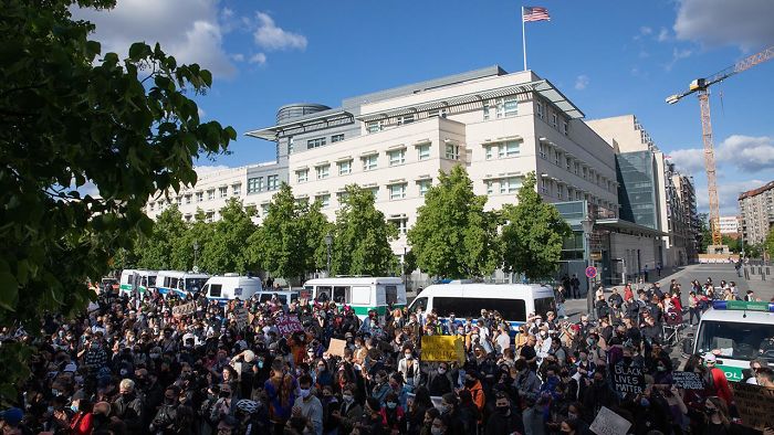 Protestas frente a la embajada estadounidense en Berlín, Alemania