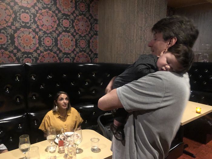 Estábamos en un restaurante con mi esposa y no podíamos hacer que nuestro bebé parara de llorar. La pareja de la mesa de al lado nos ofreció auparlo para que pudiéramos disfrutar de nuestra salida 