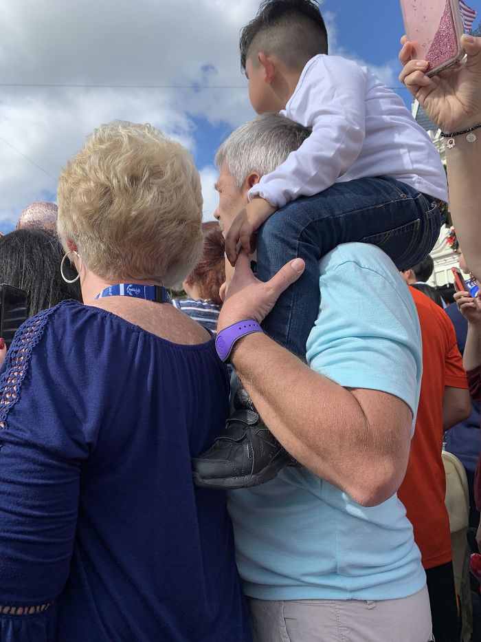 Little Boy Couldn’t See The Christmas Parade At Disney World Over The Crowd And This Kind Stranger Offered To Lift Him Up So He Could See