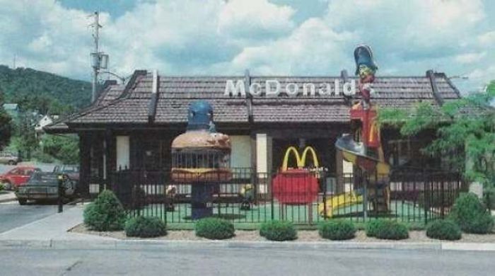 La zona de columpios frente al McDonald's