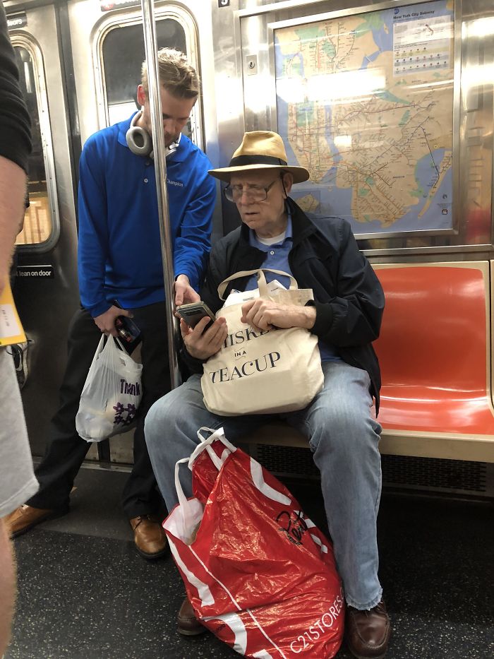This Man Noticed An Older Man Struggling To Find Directions On His Phone. He Asked If He Could Help