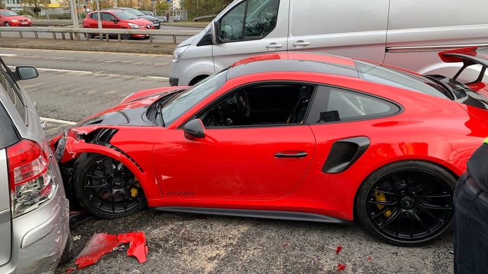 Porsche de 300,000$ se chocó mientras lo probaban