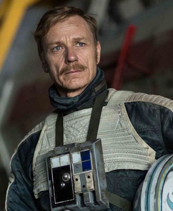 In Rogue One (2016), Director Gareth Edwards Told The Main Characters And Extras To Grow Moustaches And Sideburns To Give The Film A 1970’s Feel, And Add A Retro-Futuristic Aesthetic Like The Original Trilogy Did