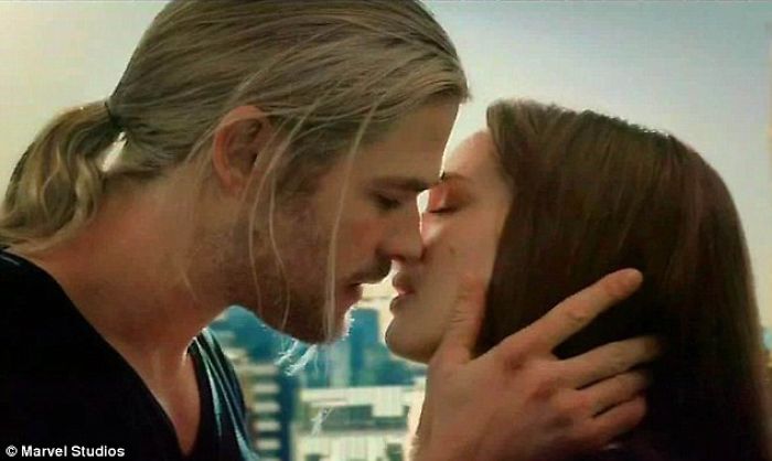 En Thor: El mundo oscuro, Natalie Portman no podía grabar la escena del beso. Así que Chris Hemsworth trajo a su esposa, Elsa Pataky, y la disfrazaron con ropa y peluca para que pareciera Natalie