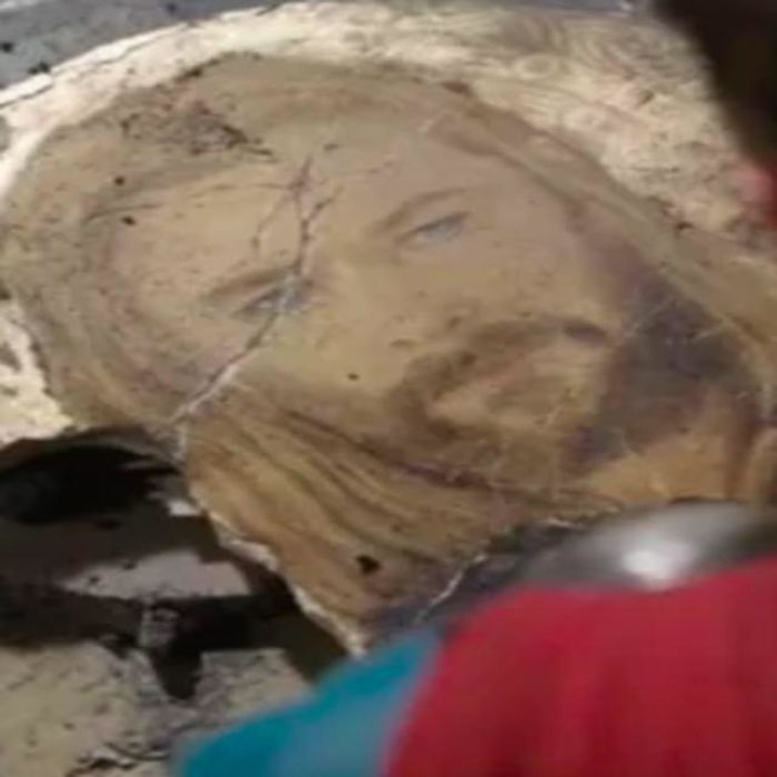The Rubble Left By The Asgardian Mural In Thor: Ragnarok Foreshadows The Injury Thor Receives Later