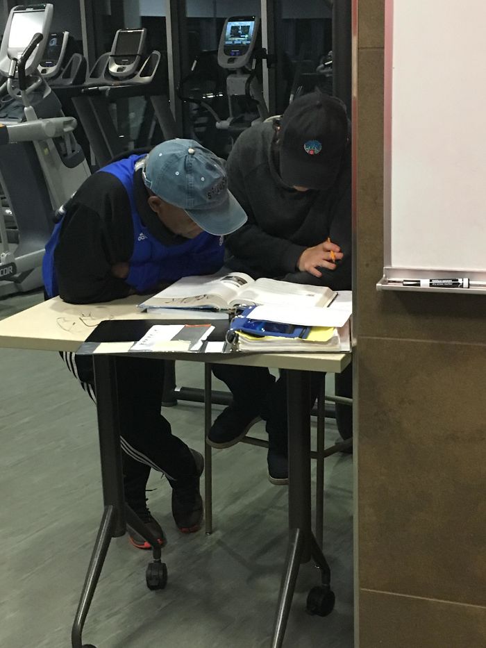 Cada vez que voy al gimnasio, me encuentro a este hombre ayudando a uno de los empleados con su tarea de cálculo