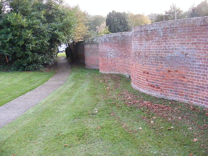 15 Pics Of Wavy Crinkle Crankle Garden Walls That Take Fewer Bricks To Build Than Straight Ones