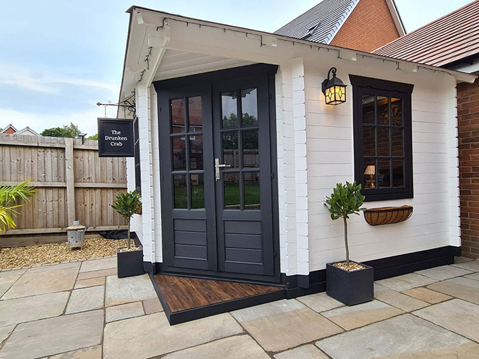 Esta pareja construyó un mini pub en el jardín, y asombró a todos con su interior hecho a mano