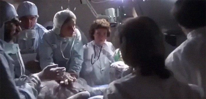 In E.t. (1982) The Doctors Trying To Save E.t. Were Played By Real Life Doctors From The Usc Medical Center In Los Angeles. Stephen Spielberg Felt That Actors Wouldn’t Be Able To Make The Medical Dialogue Sound Natural, So Recruited Real Doctors To Deliver The Dialogue
