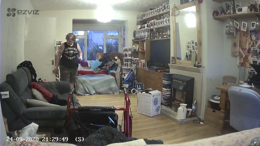Woman Thinks That Her Dead Cat Visited Her Room Exactly One Year After She Died, Shows Footage