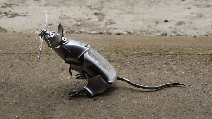 This Artist Recycles Car Hubcaps To Create Amazing Animal Sculptures (New Pics)