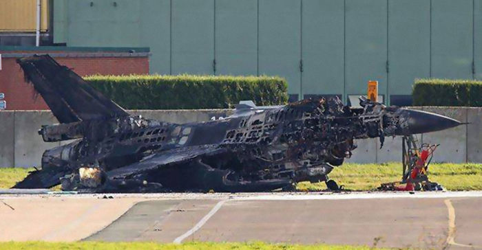 Un técnico disparó "accidentalmente" el cañón Vulcan y destrozó un F-16 que estaba en la pista