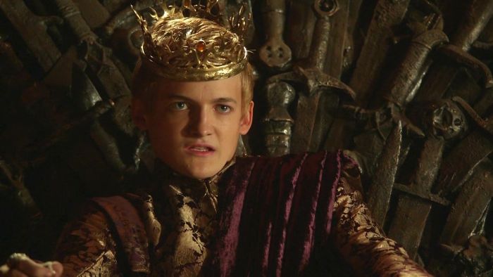 Jack Gleeson, 25 años, haciendo de rey Joffrey en Juego de Tronos, de 17. En los libros solo tiene 13.