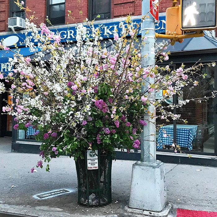 Unexpected Places In NYC Are Blooming With Flowers To Honor Healthcare Workers Thanks To Lewis Miller (11 Pics)