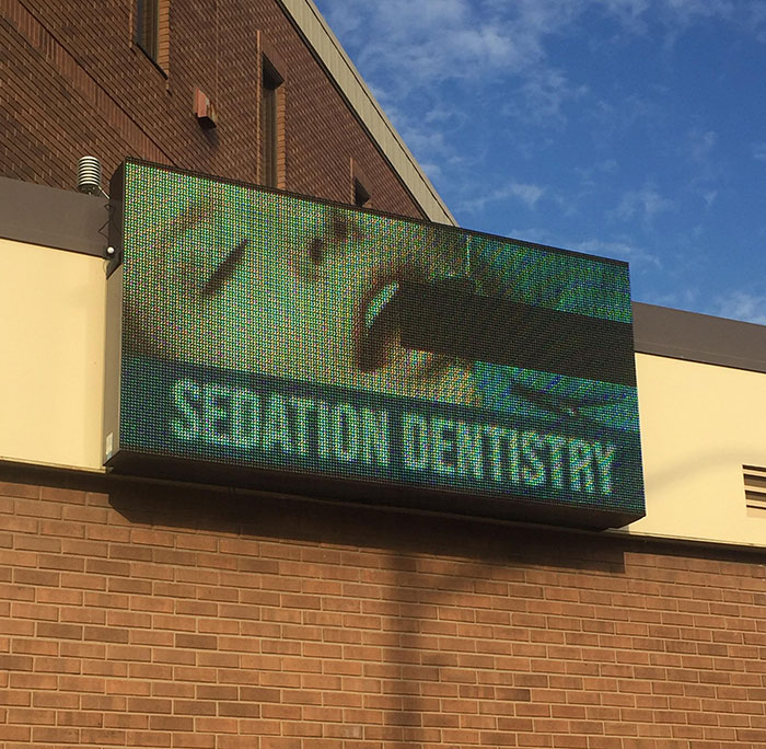 Este anuncio de un dentista con un fallo parece muy inapropiado