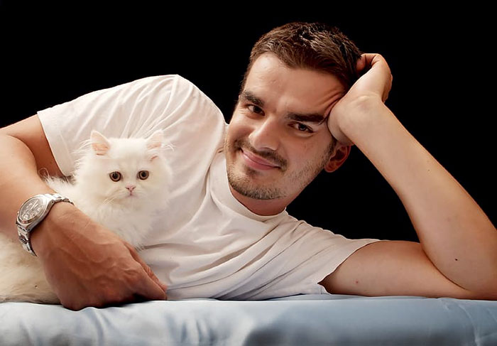 Turns Out That Women Find Cat-Loving Men Less Attractive