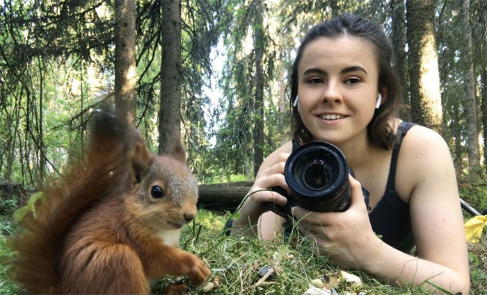 Photographer Puts Her Mic In Front Of A Baby Squirrel, And Its Adorable Munching Sounds Get Over 12M Views