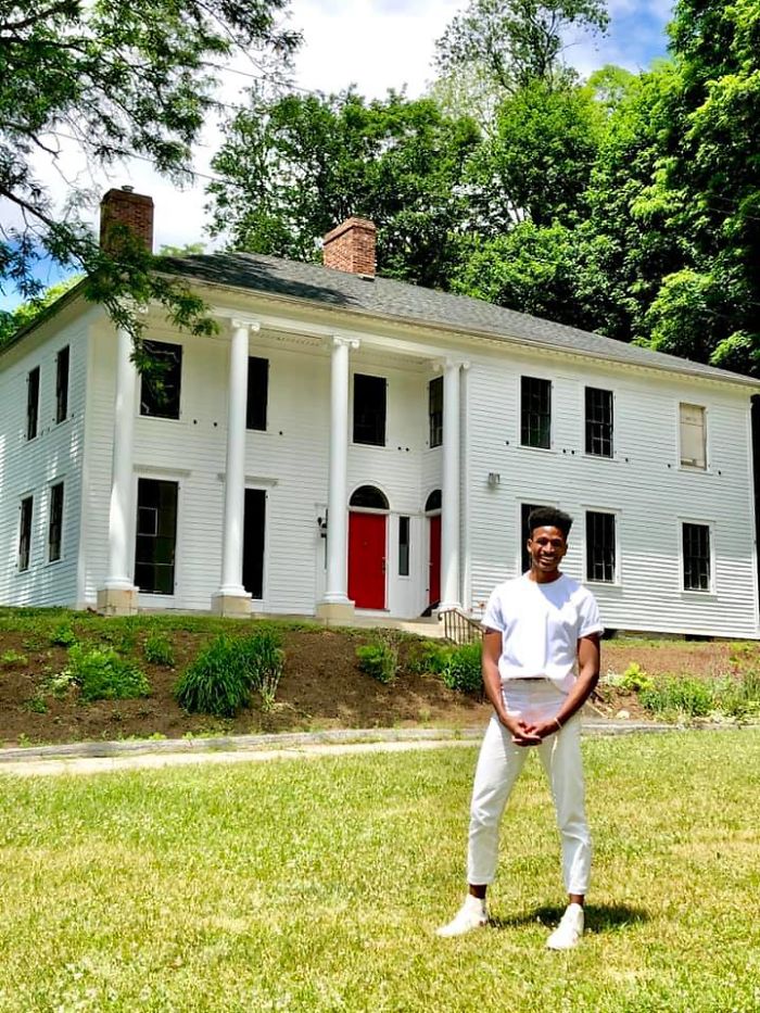 A este hombre negro le dijeron que esta casa "no era para él" ya que había que pagar al contado, y les demuestra que no es así