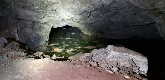 Giant Sinkhole Opens Up In South Dakota, People Go Inside It To Investigate And The Pics Go Viral