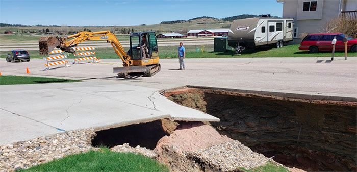 Giant Sinkhole Opens Up In South Dakota, People Go Inside It To Investigate And The Pics Go Viral