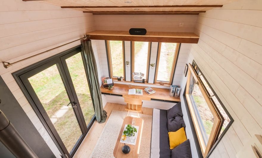 Gorgeous Tiny House With A Lovely Office/Living Room.