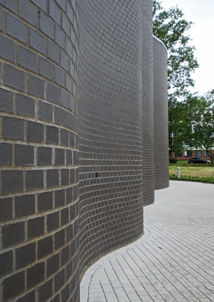 15 Pics Of Wavy Crinkle Crankle Garden Walls That Take Fewer Bricks To Build Than Straight Ones