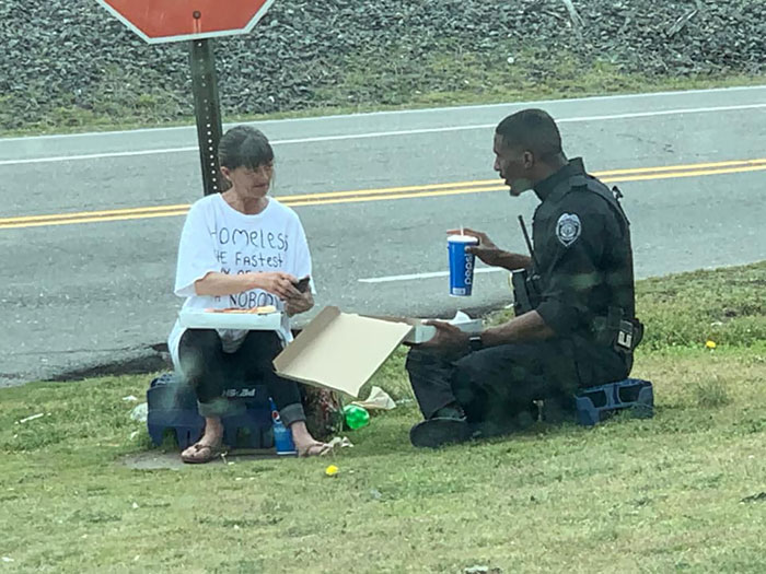 Un policía de Carolina del Norte pasó su hora del almuerzo comiendo pizza junto a una mujer sin hogar