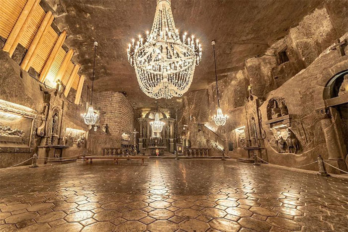 There’s A Salt Mine In Poland With Underground Lakes, Chapels, And Chandeliers Made Of Salt And It Looks Unreal (30 Pics)