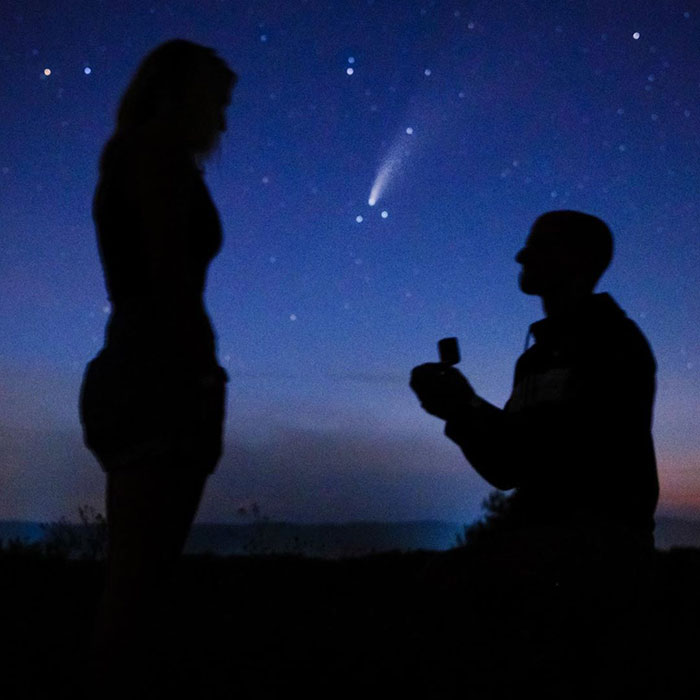Guy Surprises Girlfriend By Proposing Under A Rare Comet That Is Only Visible Every 6,800 Years