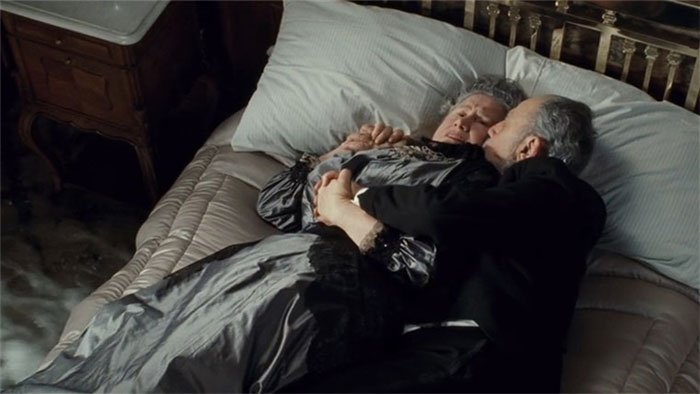 En Titanic, la pareja en la cama que acepta su destino son Isador y Ada Straus, copropietarios de Macy's. Ella no quiso abandonarlo cuando él no quiso subir al bote salvavidas para que lo usaran mujeres y niños