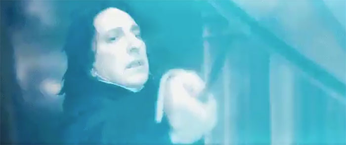 Cuando Snape mata a Dumbledore, se ve claramente la duda en su cara. Solo lo hace cuando Dumbledore dice "por favor" y aún así se le quiebra la voz