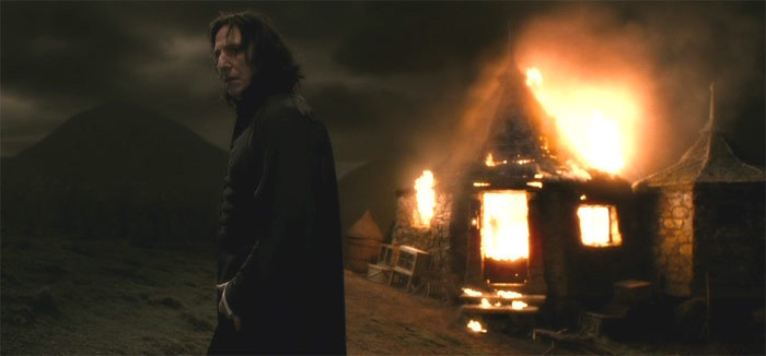 Después de que Harry grita a Snape por matar a Dumbledore y Bellatrix le tire al suelo, Snape se asegura de que los demás siguen sin él y que Harry está a salvo antes de irse.