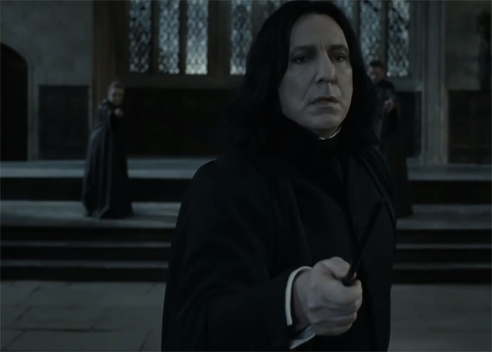 Cuando McGonagall se pone frente a Harry para luchar contra Snape, él baja su varita