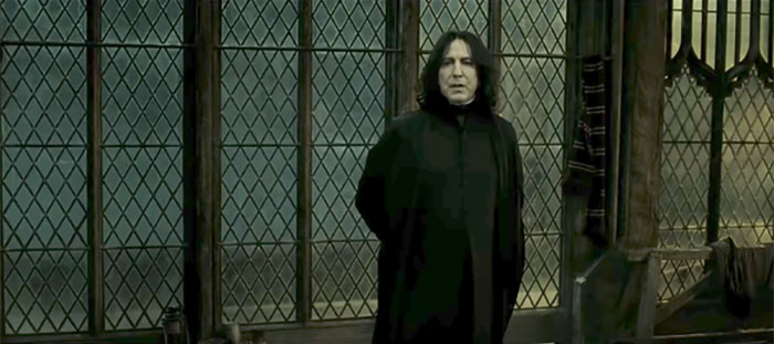 En la escena de la muerte de Snape, hay una bufanda Gryffindor colgando al fondo. Es un guiño a los libros, donde Dumbledore le dice a Snape "A veces creo que seleccionamos demasiado pronto a nuestros alumnos"