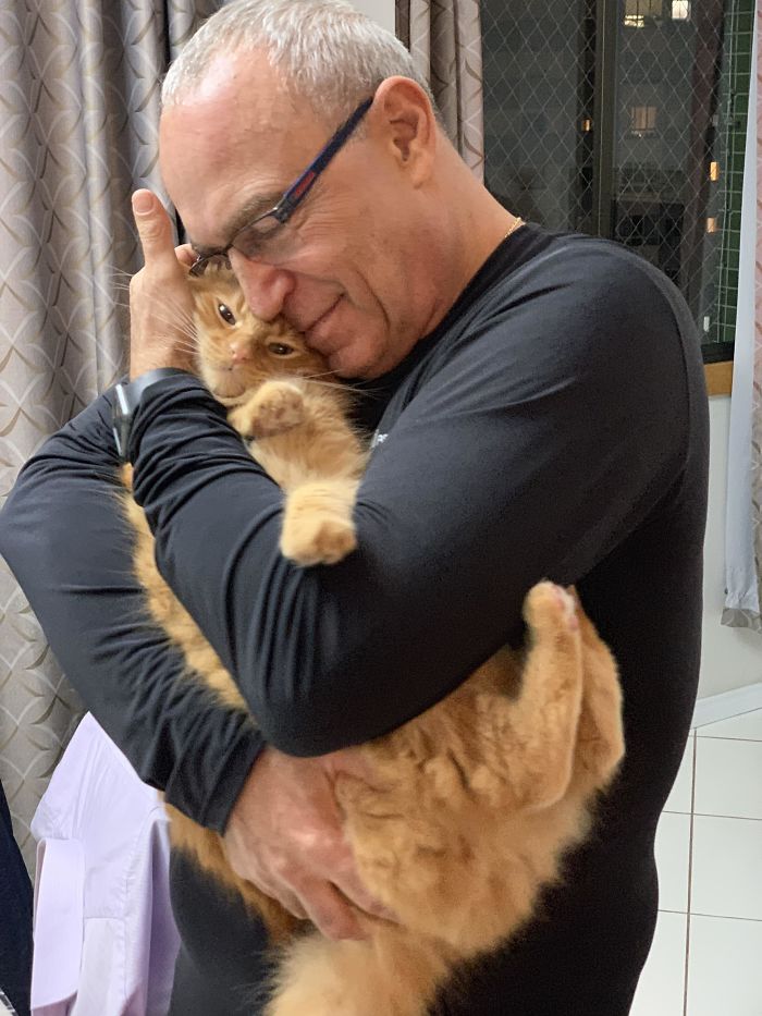 Mi padre, que odiaba a los gatos, con mi gato Linus