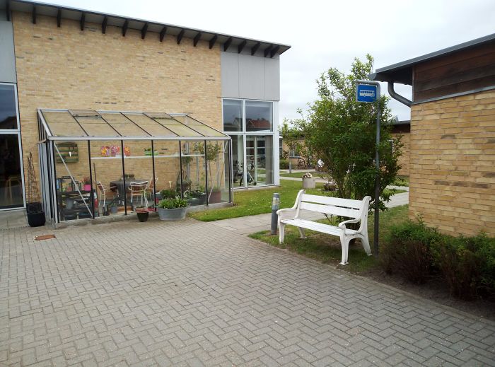 This Retirement Home Has A Fake Bus Stop To Keep Residents With Dementia From Wandering Off