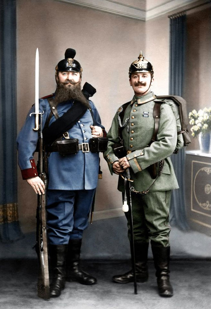 Abuelo bávaro, veterano de la guerra francoprusiana con su uniforme de 1868, y a la derecha su nieto, oficial prusiano, con el uniforme de 1913