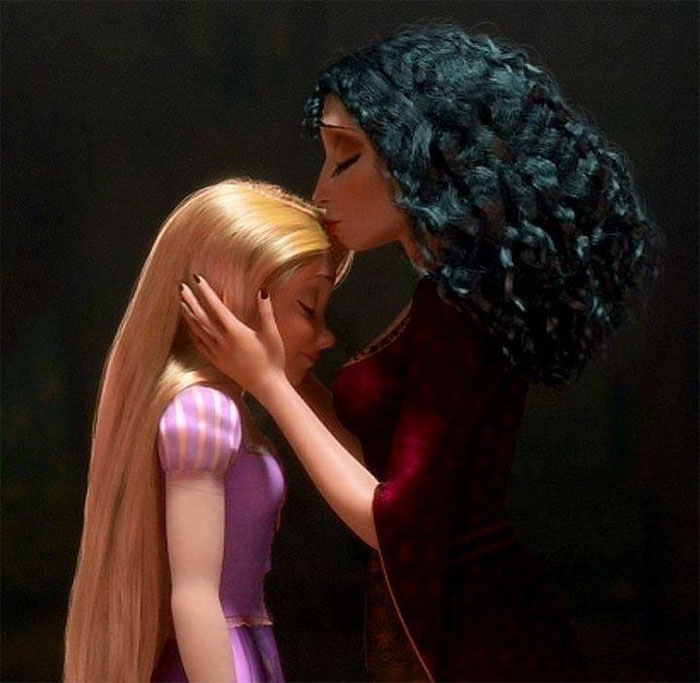 En Enredados, Madre Gothel dice que es lo que más quiere mientras besa el cabello de Rapunzel, no su frente