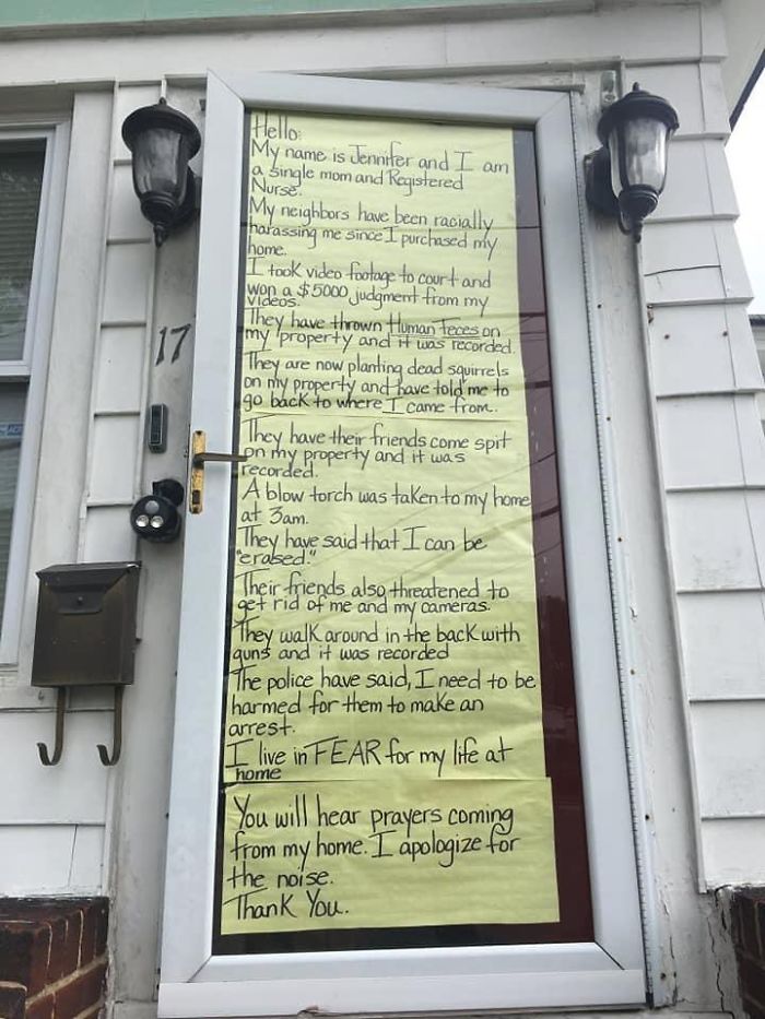 Esta madre negra puso un cartel contando cómo la amenazan sus vecinos blancos, y la comunidad salió en su ayuda