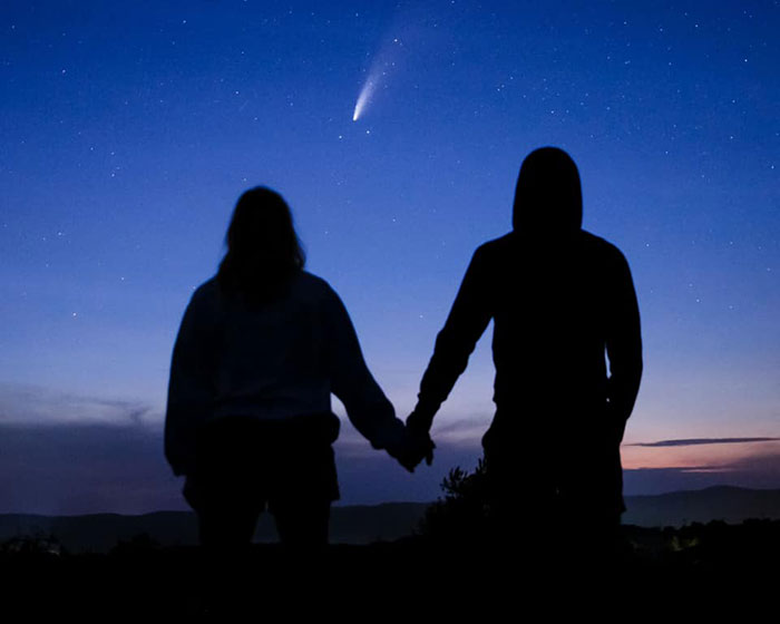 Guy Surprises Girlfriend By Proposing Under A Rare Comet That Is Only Visible Every 6,800 Years
